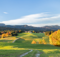 fileadmin/roha/images_galerie/Hintergrund-Download/2048x1152/LANDS-NEUK-CHIE-0001-D-roha-Landschaft-Neukirchen-Chiemgau-Berge-Herbst.png