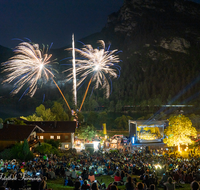 fileadmin/roha/images_galerie/brauchtum/Feuerwerk/MU-KL-PHIL-THUMS-2019-2204-02-D-roha-Musik-klassisch-Philharmonie-Bad-Reichenhall-Thumsee-brennt-Feuerwerk.png