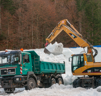 fileadmin/roha/images_galerie/orte_landschaft/Ruhpolding/RUH-BIATH-DEP-0001-08-D-roha-Ruhpolding-Chiemgau-Arena-Biathlon-Schneedepot-Lastwagen-Bagger.png