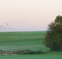 fileadmin/roha/images_galerie/stimmung-Sonne/AINR-STRASS-STIM-0006-D-roha-Ainring-Strass-Stimmung-Sonnenaufgang-Nebel.png