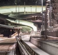 fileadmin/roha/images_galerie/orte_landschaft/Berchtesgaden/Koenigssee/BGD-KOE-BOB-0006-D-roha-Berchtesgaden-Koenigssee-Bobbahn-Nacht-Winter-Flutlicht.png