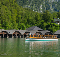 fileadmin/roha/images_galerie/orte_landschaft/Berchtesgaden/Koenigssee/BGD-KOE-SCHIFF-0001-0-8-D-roha-Berchtesgaden-Koenigssee-Schifffahrt-Bootshuette-Seelaende.png