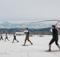 fileadmin/roha/images_galerie/brauchtum/Schnalzen/BR-SCHNA-UF-R-1445-11-2017-D-roha-Brauchtum-Schnalzen-Teisendorf-Ufering-Winter-Schnee.png