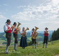 fileadmin/roha/images_galerie/musik/Blasmusik/Anger_-_Aufham/MU-BLA-ANG-BERG-0019-D-roha-Musik-Blasmusik-Musikkapelle-Anger-Aufham-Bergschuetzen-Fuermann-Alm.png