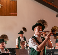 fileadmin/roha/images_galerie/orte_landschaft/Piding/Piding-Feste-Theater-usw/PID-LEU-BR-2019-2219-00-D-roha-Piding-Leuchtbrunnenfest-Musikkapelle-Petersplatz.png