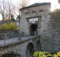 fileadmin/roha/images_galerie/orte_landschaft/Salzburg/Festung/SA-FESTU-MAU-0003-D-roha-Salzburg-Festung-Mauer-Wehrgraben-Bruecke-Tor.png