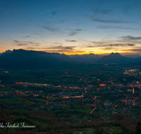 fileadmin/roha/images_galerie/orte_landschaft/Salzburg/Nacht-Salzburg/SA-GAISB-PAN-0022-D-roha-Salzburg-Gaisberg-Panorama-Sonnenuntergang-Hochstaufen-Nacht.png