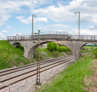 fileadmin/roha/images_galerie/arbeit_technik/TECHN-EISENB-TEI-0013-D-roha-Technik-Eisenbahn-Bruecke-Gleise-Zug-Teisendorf-Amersberg.png