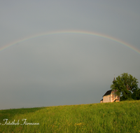 fileadmin/roha/images_galerie/kirche_religion/Waging/WAG-MUEHLB-0019-D-A-roha-Waging-Muehlberg-Kirche-Regenbogen-Blumenwiese.png