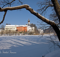 fileadmin/roha/images_galerie/orte_landschaft/Anger/Hoeglwoerth/AN-HOE-WIN-0038-1-D-roha-Anger-Hoeglwoerth-Kloster-See-Winter.png