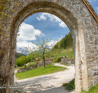 fileadmin/roha/images_galerie/orte_landschaft/Berchtesgaden/Ramsau/BGD-RA-FRIEDH-0016-D-roha-Berchtesgaden-Ramsau-Friedhof-Grab-Tor-Bogen.png