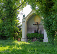 fileadmin/roha/images_galerie/kirche_religion/Laufen_-_Leobendorf/KKKM-LAUF-SAP-0002-D-roha-Kapelle-Laufen-Sappl-Kalvarienberg.png