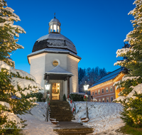 fileadmin/roha/images_galerie/orte_landschaft/Oberndorf_-_Oesterreich/OBERND-STILL-OESTERR-0045-D-roha-Oberndorf-Oesterreich-Stille-Nacht-Kapelle-Weihnachten-Christbaum-Winter-Schnee.png