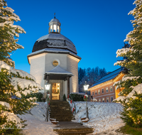 fileadmin/roha/images_galerie/orte_landschaft/Oberndorf_-_Oesterreich/OBERND-STILL-OESTERR-0045-D-roha-Oberndorf-Oesterreich-Stille-Nacht-Kapelle-Weihnachten-Christbaum-Winter-Schnee.png