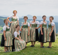 fileadmin/roha/images_galerie/brauchtum/Tracht/BR-TRACH-PID-DIR-0022-D-roha-Brauchtum-Tracht-Piding-Staufenecker-Dirndl-Fuermann-Alm.png