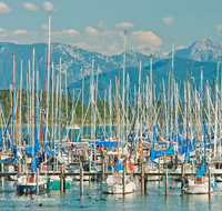 fileadmin/roha/images_galerie/orte_landschaft/Chiemsee/CHIE-YACHT-SEEBR-0015-D-roha-D-roha-Chiemsee-Yacht-Hafen-Seebruck-Segeln.png