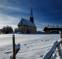 fileadmin/roha/images_galerie/orte_landschaft/Inzell/INZ-EINS-WIN-0011-D-roha-nzell-Einsiedl-Winter-Kirche.png