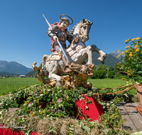 fileadmin/roha/images_galerie/orte_landschaft/Piding/Piding-Feste-Theater-usw/KKKM-HL-GEO-PID-0001-D-roha-Heiliger-Georg-Statue-Piding-Festwagen.png