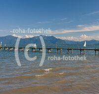 fileadmin/roha/images_galerie/orte_landschaft/Seeon-Seebruck/SEEBR-CHIE-STEG-0011-D-roha-Seebruck-Chiemsee-Malerwinkel-Steg-Segeln.jpg