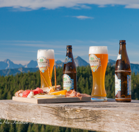 fileadmin/roha/images_galerie/kulinarisch/TEI-STO-GAS-0011-D-roha-Teisendorf-Stoisseralm-Brotzeit-Weissbier-Berge.png