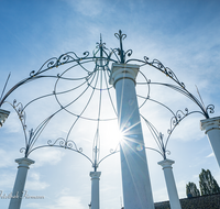 fileadmin/roha/images_galerie/orte_landschaft/Waging/WAG-STRANDK-0029-D-roha-Waging-Strandkurhaus-Park-Herbst-Pavillon.png