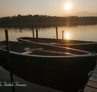 fileadmin/roha/images_galerie/orte_landschaft/Abtsdorf-Abtsdorfer-See/ABTS-SEE-BOOT-0004-D-roha-Abstdorfer-See-Steg-Fischer-Boot-Wasser-Ufer-Sonnenuntergang.png