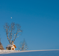 fileadmin/roha/images_galerie/orte_landschaft/Berchtesgaden/Kirchleitnkapelle/BGD-KIRCHL-KAP-0003-D-roha-Berchtesgaden-Kirchleitn-Kapelle-Winter-Schnee-Mond.png