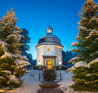 fileadmin/roha/images_galerie/orte_landschaft/Oberndorf_-_Oesterreich/OBERND-STILL-OESTERR-0035-D-roha-Oberndorf-Oesterreich-Stille-Nacht-Kapelle-Weihnachten-Christbaum-Winter-Schnee.png