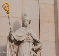 fileadmin/roha/images_galerie/orte_landschaft/Salzburg/Dom/SA-DOM-0001-2-D-roha-Salzburg-Dom-Portal-Marmor-Figur-hl-Rupert.png