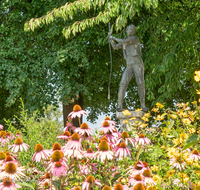 fileadmin/roha/images_galerie/orte_landschaft/Saaldorf/SAAL-0006-01-20-D-roha-Saaldorf-Schnalzer-Brunnen-Goassl-Blumen.png