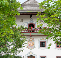 fileadmin/roha/images_galerie/architektur-Haeuser/SURB-WIRT-0003-D-roha-Surberg-Wirt-Dorfplatz-Malerei-Stukkatur-Heilige-Dreifaltigkeit.png