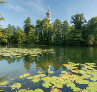 fileadmin/roha/images_galerie/orte_landschaft/Anger/Hoeglwoerth/AN-HOE-0054-16-D-roha-Anger-Hoeglwoerth-See-Wasser-Kirche.png