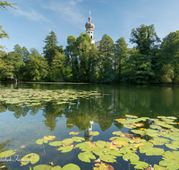 fileadmin/roha/images_galerie/orte_landschaft/Anger/Hoeglwoerth/AN-HOE-0054-16-D-roha-Anger-Hoeglwoerth-See-Wasser-Kirche.png