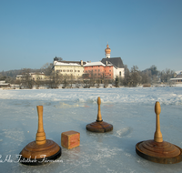 fileadmin/roha/Interessantes-in-Kurzform/AN-HOEGL-EISST-0004-D-roha-Anger-Hoeglwoerth-Eisstock-Schnee-Winter.png