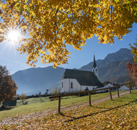 fileadmin/roha/images_galerie/orte_landschaft/Anger/Aufham/AUF-0012-0-10-D-roha-Aufham-Hochstaufen-Herbst-Kirche-Sonne.png