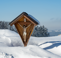 fileadmin/roha/images_galerie/kirche_religion/Neukirchen/KKKM-NEUK-SCHWARZ-0001-04-D-roha-Wegkreuz-Neukirchen-Schwarzenberg-Winter-Teisendorf.png