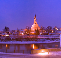 fileadmin/roha/images_galerie/orte_landschaft/Laufen/LAUF-STEG-0006-D-roha-Laufen-Salzach-Stiftskirche-Europa-Steg-Panorama-Winter-Nacht.png