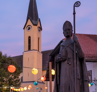 fileadmin/roha/images_galerie/orte_landschaft/Piding/Piding-Feste-Theater-usw/PID-LEU-BR-2019-2103-D-roha-Piding-Leuchtbrunnenfest-Musikkapelle-Petersplatz-Rupertusbrunnen.png