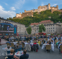 fileadmin/roha/images_galerie/orte_landschaft/Salzburg/Residenz-Kapitel-Mozartplatz/SA-KU-FESTSP-0002-D-roha-Salzburg-Festspiele-Siemens-Kapitelplatz-Leinwand-Festung.png