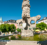 fileadmin/roha/images_galerie/orte_landschaft/Bad_Reichenhall/BAD-REI-FUSSG-0006-1-D-roha-Bad-Reichenhall-Wittelsbacher-Brunnen-Wasser-Rathausplatz.png