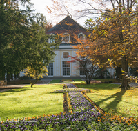 fileadmin/roha/images_galerie/orte_landschaft/Bad-Reich-Kurgarten-Beleuchtung/BAD-REI-KURGAR-0013-01-D-roha-Bad-Reichenhall-Kurgarten-Rotunde-Herbst.png