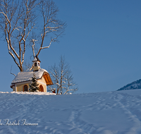 fileadmin/roha/images_galerie/orte_landschaft/Berchtesgaden/Kirchleitnkapelle/BGD-KIRCHL-KAP-0010-D-roha-Berchtesgaden-Kirchleitn-Kapelle-Winter-Schnee-Mond.png