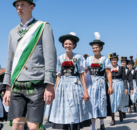 fileadmin/roha/images_galerie/brauchtum/Tracht/Trachtenverein_Anger/BR-TRACH-ANG-NEU-2019-08-11-1233-03-D-roha-Brauchtum-Tracht-Anger-Hoeglwoerth-Neukirchen-Festzug.png