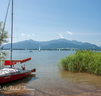 fileadmin/roha/images_galerie/orte_landschaft/Chiemsee/CHIE-SEG-HERR-0025-D-roha-Chiemsee-Segeln-Herreninsel-Kampenwand-Boot-Strand.png