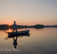 fileadmin/roha/images_galerie/Menschen/FISCH-ABTSD-0001-27-D-roha-Fischer-Boot-Wasser-Sonnenuntergang-Laufen-Leobendorf-Abtsdorfer-See-Angel-Rute.png