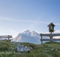 fileadmin/roha/images_galerie/kirche_religion/Berchtesgaden/KKKM-BGD-RA-MORD-0002-D-roha-Gipfelkreuz-Ramsau-Mordaualm-Hochkalter-Bank.png