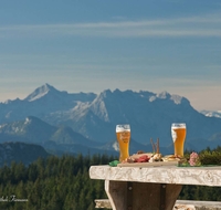 fileadmin/roha/reportagen/Stoisser-Alm-Kapelle-Gipfelkreuz-8-2017/TEI-STO-GAS-0025-D-roha-Teisendorf-Stoisseralm-Brotzeit-Weissbier-Berge.jpg