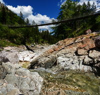 fileadmin/roha/images_galerie/wasser/BGD-NAT-HAENG-0001-01-02-D-roha-Berchtesgaden-Nationalpark-Haengebruecke-Wildbach.png