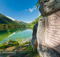 fileadmin/roha/images_galerie/orte_landschaft/Berchtesgaden/Ramsau/BGD-RA-HI-0024-D-roha-Berchtesgaden-Ramsau-Hintersee-Hochkalter-Wasser-Erinnerungstafel.png