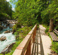 fileadmin/roha/images_galerie/orte_landschaft/Berchtesgaden/Ramsau/BGD-RA-ZAUB-0016-D-roha-Berchtesgaden-Ramsau-Zauberwald-Wildwasser-Weg-Steg.png